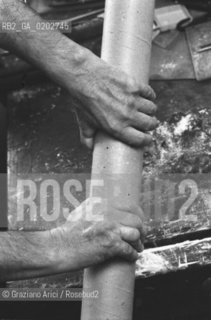 VENEZIA 1975 PRIMO PIANO MANI DI STRIGHETA © ARCHIVIO Graziano Arici/Rosebud2  GONDOLIERE ALBINO DEI ROSSI STRIGHETA  PRIMO PIANO MANI PRESA REMO