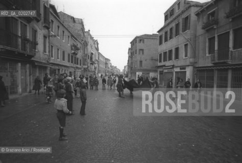 VENEZIA 1975 SPETTACOLO A VENEZIA DEI RAGAZZI DEL CENTRO RICERCA PER TEATRO DELLA SCUOLA GOZZI © ARCHIVIO Graziano Arici/Rosebud2  BIENNALE TEATRO SPETTACOLI SCUOLA GOZZI CASTELLO RICERCA TEATRO