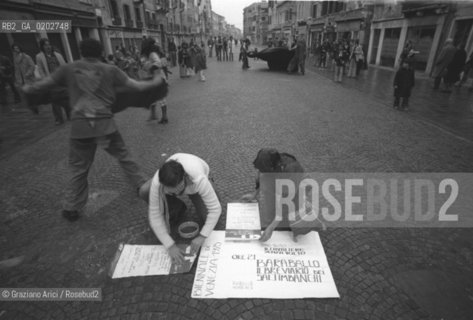 VENEZIA 1975 SPETTACOLO IL CAVALIERE SENZA VOLTO A VENEZIA DEI RAGAZZI DEL CENTRO RICERCA PER TEATRO DELLA SCUOLA GOZZI © ARCHIVIO Graziano Arici/Rosebud2  BIENNALE TEATRO SPETTACOLI SCUOLA GOZZI CASTELLO RICERCA TEATRO