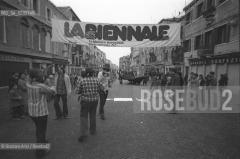 VENEZIA 1975 SPETTACOLO IL CAVALIERE SENZA VOLTO A VENEZIA DEI RAGAZZI DEL CENTRO RICERCA PER TEATRO DELLA SCUOLA GOZZI © ARCHIVIO Graziano Arici/Rosebud2  BIENNALE TEATRO SPETTACOLI SCUOLA GOZZI CASTELLO RICERCA TEATRO CARTELLONE BIENNALE