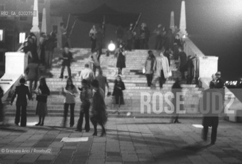 VENEZIA 1975 SPETTACOLO BARABALLO IL BREVIARIO DEI SALTIMBANCHI A VENEZIA DEI RAGAZZI DEL CENTRO RICERCA PER TEATRO DELLA SCUOLA GOZZI © ARCHIVIO Graziano Arici/Rosebud2  BIENNALE TEATRO SPETTACOLI SCUOLA GOZZI CASTELLO RICERCA TEATRO