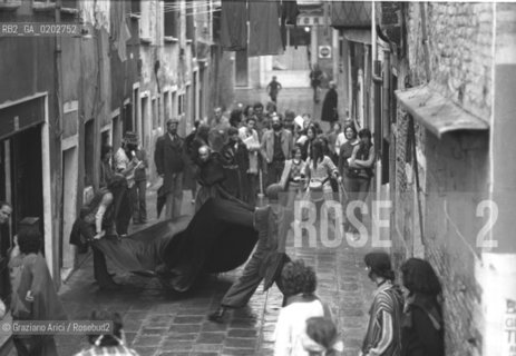 VENEZIA 1975 SPETTACOLO IL CAVALIERE SENZA VOLTO A VENEZIA DEI RAGAZZI DEL CENTRO RICERCA PER TEATRO DELLA SCUOLA GOZZI © ARCHIVIO Graziano Arici/Rosebud2  BIENNALE TEATRO SPETTACOLI SCUOLA GOZZI CASTELLO RICERCA TEATRO
