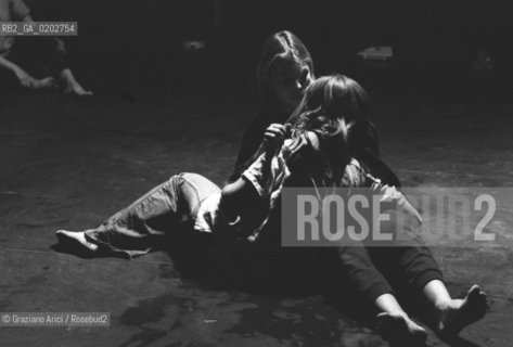 VENEZIA 1975 SPETTACOLO A VENEZIA DEI RAGAZZI DEL CENTRO RICERCA PER TEATRO DELLA SCUOLA GOZZI © ARCHIVIO Graziano Arici/Rosebud2  BIENNALE TEATRO SPETTACOLI SCUOLA GOZZI CASTELLO RICERCA TEATRO