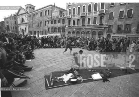 VENEZIA 1975 SPETTACOLO A VENEZIA DEI RAGAZZI DEL CENTRO RICERCA PER TEATRO DELLA SCUOLA GOZZI © ARCHIVIO Graziano Arici/Rosebud2  BIENNALE TEATRO SPETTACOLI SCUOLA GOZZI CASTELLO RICERCA TEATRO