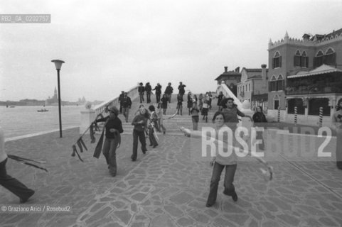 VENEZIA 1975 SPETTACOLO IL CAVALIERE SENZA VOLTO A VENEZIA DEI RAGAZZI DEL CENTRO RICERCA PER TEATRO DELLA SCUOLA GOZZI © ARCHIVIO Graziano Arici/Rosebud2  BIENNALE TEATRO SPETTACOLI SCUOLA GOZZI CASTELLO RICERCA TEATRO