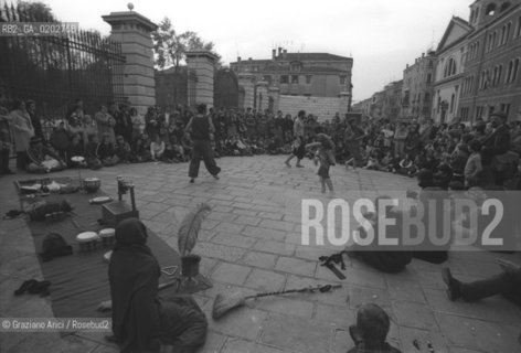 VENEZIA 1975 SPETTACOLO SALTIMBANCHI A VENEZIA DEI RAGAZZI DEL CENTRO RICERCA PER TEATRO DELLA SCUOLA GOZZI © ARCHIVIO Graziano Arici/Rosebud2  BIENNALE TEATRO SPETTACOLI SCUOLA GOZZI CASTELLO RICERCA TEATRO