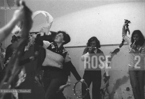 VENEZIA 1975 PROVE SPETTACOLO ALLA SCUOLA GOZZI DEI RAGAZZI DEL CENTRO RICERCA PER TEATRO © ARCHIVIO Graziano Arici/Rosebud2  BIENNALE TEATRO SPETTACOLI SCUOLA GOZZI CASTELLO RICERCA TEATRO