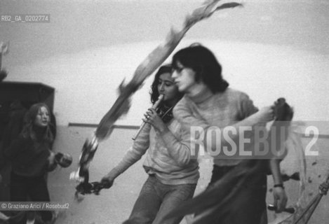 VENEZIA 1975 PROVE SPETTACOLO ALLA SCUOLA GOZZI DEI RAGAZZI DEL CENTRO RICERCA PER TEATRO © ARCHIVIO Graziano Arici/Rosebud2  BIENNALE TEATRO SPETTACOLI SCUOLA GOZZI CASTELLO RICERCA TEATRO