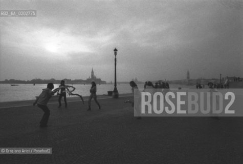 VENEZIA 1975 SPETTACOLO SALTIMBANCHI A VENEZIA DEI RAGAZZI DEL CENTRO RICERCA PER TEATRO DELLA SCUOLA GOZZI © ARCHIVIO Graziano Arici/Rosebud2  BIENNALE TEATRO SPETTACOLI SCUOLA GOZZI CASTELLO RICERCA TEATRO