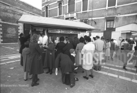 VENEZIA 1975 CHIOSCHETTO DELLO ZUCCHERO FILATO E DOLCIUMI A VENEZIA © ARCHIVIO Graziano Arici/Rosebud2  VENEZIA CHIOSCHETTO ZUCCHERO FILATO