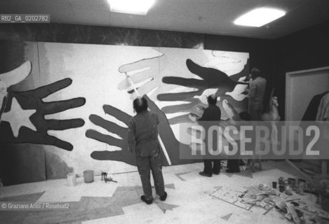 ATENE 1975 BRIGADA INTERNAZIONALE ANTIFASCISTA ARTISTI CHE ALLESTISCONO OPERE E MANIFESTI  © ARCHIVIO Graziano Arici/Rosebud2  ARTE BRIGADA ANTIFASCISTA POLITICA ARTISTI MANIFESTI OPERE ATENE GRECIA