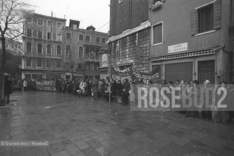 VENEZIA 1975 DIMOSTRAZIONE PUBBLICA DELLE DONNE IN FAVORE DELLABORTO LIBERO E GRATUITO © ARCHIVIO Graziano Arici/Rosebud2  DONNE MANIFESTAZIONE POLITICA LIBERALIZZAZIONE ABORTO ANTICONCENZIONALI CAMPO SANTI APOSTOLI VENEZIA