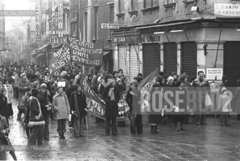 VENEZIA 1975 DIMOSTRAZIONE PUBBLICA DELLE DONNE IN FAVORE DELLABORTO LIBERO E GRATUITO © ARCHIVIO Graziano Arici/Rosebud2  DONNE MANIFESTAZIONE POLITICA LIBERALIZZAZIONE ABORTO ANTICONCENZIONALI CAMPO SAN GEREMIA VENEZIA