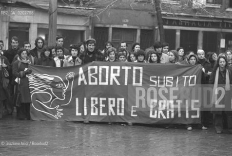 VENEZIA 1975 DIMOSTRAZIONE PUBBLICA DELLE DONNE IN FAVORE DELLABORTO LIBERO E GRATUITO © ARCHIVIO Graziano Arici/Rosebud2  DONNE MANIFESTAZIONE POLITICA STRISCIONE PROTESTA LIBERALIZZAZIONE ABORTO ANTICONCENZIONALI VENEZIA
