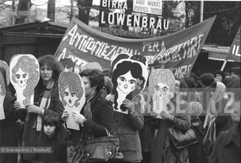 VENEZIA 1975 DIMOSTRAZIONE PUBBLICA DELLE DONNE IN FAVORE DELLABORTO LIBERO E GRATUITO © ARCHIVIO Graziano Arici/Rosebud2  DONNE MANIFESTAZIONE POLITICA LIBERALIZZAZIONE ABORTO ANTICONCENZIONALI VENEZIA