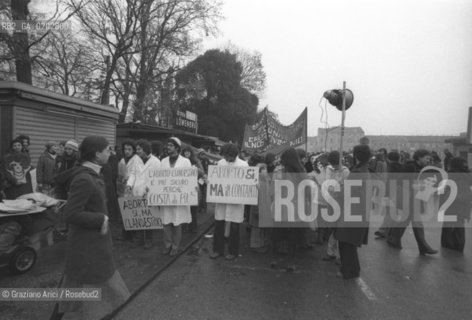 VENEZIA 1975 DIMOSTRAZIONE PUBBLICA DELLE DONNE IN FAVORE DELLABORTO LIBERO E GRATUITO © ARCHIVIO Graziano Arici/Rosebud2  DONNE MANIFESTAZIONE POLITICA LIBERALIZZAZIONE ABORTO ANTICONCENZIONALI VENEZIA