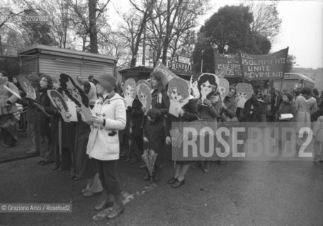 VENEZIA 1975 DIMOSTRAZIONE PUBBLICA DELLE DONNE IN FAVORE DELLABORTO LIBERO E GRATUITO © ARCHIVIO Graziano Arici/Rosebud2  DONNE MANIFESTAZIONE POLITICA FEMMINISMO LIBERALIZZAZIONE ABORTO ANTICONCENZIONALI VENEZIA MAS