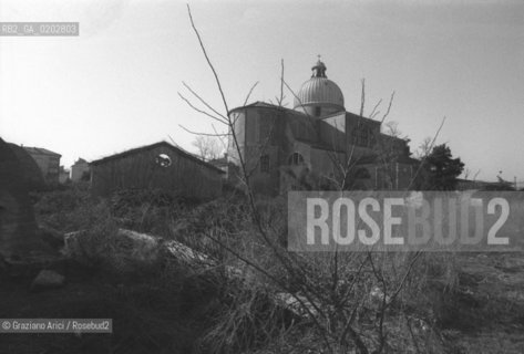 VENEZIA 1976 VEDUTA DEL CHIOSTRO E DELLA CHIESA DI SAN PIETRO DI CASTELLO © ARCHIVIO Graziano Arici/Rosebud2  VEDUTA SAN PIETRO CASTELLO CHIESA CHIOSCO VENEZIA