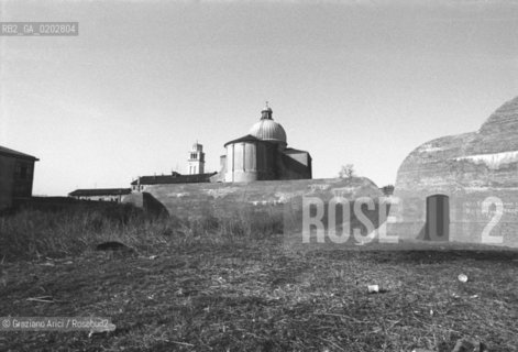 VENEZIA 1976 VEDUTA DEL CHIOSTRO E DELLA CHIESA DI SAN PIETRO DI CASTELLO © ARCHIVIO Graziano Arici/Rosebud2  VEDUTA SAN PIETRO CASTELLO CHIESA CHIOSCO VENEZIA