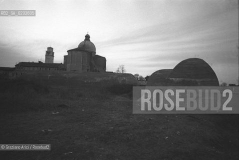 VENEZIA 1976 VEDUTA DEL CHIOSTRO E DELLA CHIESA DI SAN PIETRO DI CASTELLO © ARCHIVIO Graziano Arici/Rosebud2  VEDUTA SAN PIETRO CASTELLO CHIESA CHIOSCO VENEZIA