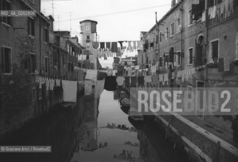 VENEZIA 1976 PANNI STESI FUORI DALLE FINESTRE A VENEZIA © ARCHIVIO Graziano Arici/Rosebud2  VENEZIA PANNI STESI CASE VENEZIANE CANALE