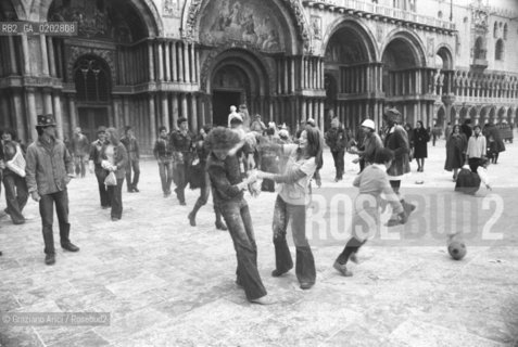 VENEZIA 1976 CARNEVALE DI VENEZIA A SAN MARCO © ARCHIVIO Graziano Arici/Rosebud2  CARNEVALE PIAZZA SAN MARCO BAMBINI IN MASCHERA VENEZIA