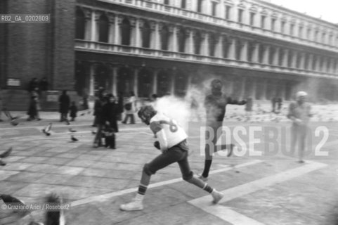 VENEZIA 1976 CARNEVALE DI VENEZIA A SAN MARCO © ARCHIVIO Graziano Arici/Rosebud2  CARNEVALE PIAZZA SAN MARCO MS
