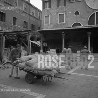 VENEZIA 1976 MERCATO ORTOFRUTTICOLO A RIALTO © ARCHIVIO Graziano Arici/Rosebud2  MERCATO FRUTTA VERDURA RIALTO CASSE LAVORATORI VENEZIA