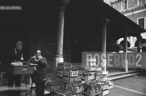 VENEZIA 1976 MERCATO ORTOFRUTTICOLO A RIALTO © ARCHIVIO Graziano Arici/Rosebud2  MERCATO FRUTTA VERDURA RIALTO CASSE LAVORATORI VENEZIA