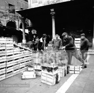 VENEZIA 1976 MERCATO ORTOFRUTTICOLO A RIALTO © ARCHIVIO Graziano Arici/Rosebud2  MERCATO FRUTTA VERDURA RIALTO CASSE LAVORATORI VENEZIA