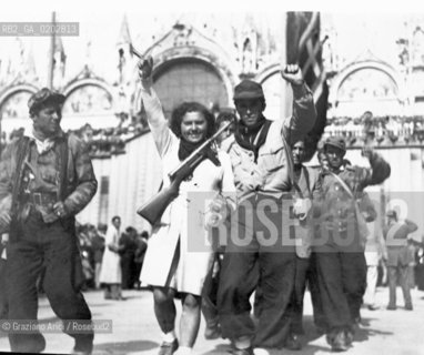 VENEZIA 1976 FOTO DARCHIVIO SULLA RESISTENZA PARTIGIANA A PIAZZA SAN MARCO MOSTRA © ARCHIVIO Graziano Arici/Rosebud2  RESISTENZA PARTIGIANI PIAZZA SAN MARCO ARCHIVIO MOSTRA