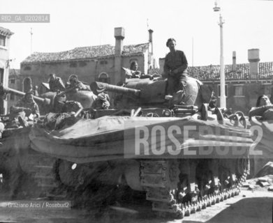 VENEZIA 1976 FOTO DARCHIVIO DELLA RESISTENZA PARTIGIANA MOSTRA © ARCHIVIO Graziano Arici/Rosebud2  MOSTRA ARCHIVIO RESISTENZA PARTIGIANI CARRO ARMATO SOLDATI