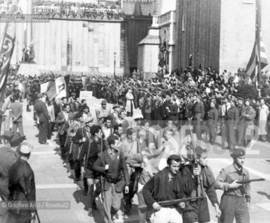 VENEZIA 1976 MOSTRA ARCHIVIO SULLA RESISTENZA PARTIGIANA A PIAZZA SAN MARCO © ARCHIVIO Graziano Arici/Rosebud2  MOSTRA ARCHIVIO REISTENZA PARTIGIANI PIAZZA SAN MARCO SOLDATI CORTEO