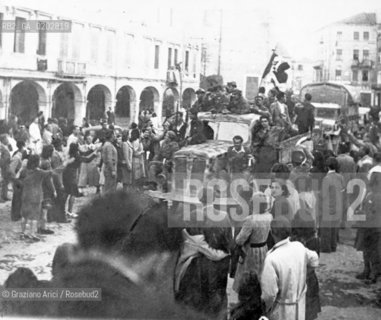 VENEZIA 1976 MOSTRA ARCHIVIO SULLA RESISTENZA PARTIGIANA © ARCHIVIO Graziano Arici/Rosebud2  MOSTRA ARCHIVIO RESISTENZA SOLDATI PARATA