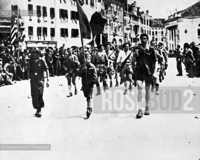 VENEZIA 1976 MOSTRA ARCHIVIO SULLA RESISTENZA PARTIGIANA PER VENEZIA © ARCHIVIO Graziano Arici/Rosebud2  MOSTRA ARCHIVIO RESISTENZA PARTIGIANI SOLDATI PARATA