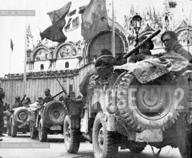 VENEZIA 1976 MOSTRA ARCHIVIO SULLA RESISTENZA PARTIGIANA A PIAZZA SAN MARCO © ARCHIVIO Graziano Arici/Rosebud2  MOSTRA ARCHIVIO REISTENZA PARTIGIANI PIAZZA SAN MARCO SOLDATI PARATA