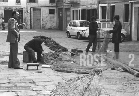 CHIOGGIA 1976 PESCATORI CHE SCIOLGONO LE RETI © ARCHIVIO Graziano Arici/Rosebud2  CHIOGGIA PESCATORI RETI PESCA