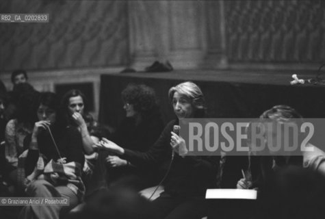 VENEZIA 1976 ADELE FACCIO CHE PARLA AD UN INCONTRO SUL FEMMINISMO © ARCHIVIO Graziano Arici/Rosebud2  POLITICA ADELE FACCIO LEGGE ABORTO INCONTRO FEMMINISMO