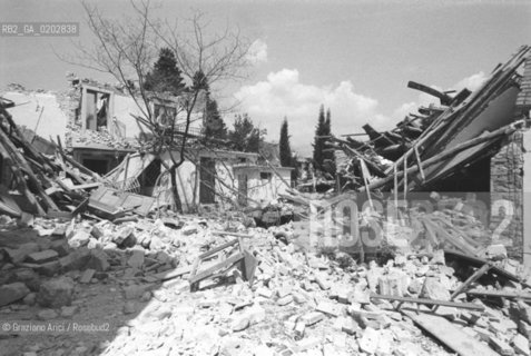 GEMONA 1976 CASA DISTRUTTA DOPO IL TERREMOTO NEL FRIULI © ARCHIVIO Graziano Arici/Rosebud2  TERREMOTO FRIULI VENEZIA GIULIA CATASTROFI AMBIENTALI CASE DISTRUTTE ROVINE MACERIE