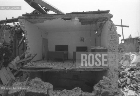 GEMONA 1976 CASA DISTRUTTA DOPO IL TERREMOTO NEL FRIULI © ARCHIVIO Graziano Arici/Rosebud2  TERREMOTO FRIULI VENEZIA GIULIA CATASTROFI AMBIENTALI CASE DISTRUTTE ROVINE MACERIE