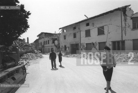 GEMONA 1976 CASA DISTRUTTA DOPO IL TERREMOTO NEL FRIULI © ARCHIVIO Graziano Arici/Rosebud2  TERREMOTO FRIULI VENEZIA GIULIA CATASTROFI AMBIENTALI CASE DISTRUTTE ROVINE MACERIE