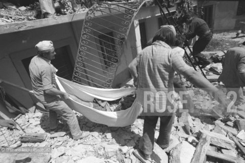 GEMONA 1976 CASA DISTRUTTA DOPO IL TERREMOTO NEL FRIULI © ARCHIVIO Graziano Arici/Rosebud2  TERREMOTO FRIULI VENEZIA GIULIA CATASTROFI AMBIENTALI CASE DISTRUTTE ROVINE MACERIE