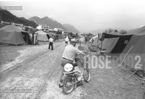 GEMONA 1976 TENDOPOLI DEI SENZATETTO DOPO IL TERREMOTO NEL FRIULI © ARCHIVIO Graziano Arici/Rosebud2  TERREMOTO FRIULI VENEZIA GIULIA CATASTROFI AMBIENTALI CASE DISTRUTTE ROVINE MACERIE TENDE SFOLLATI