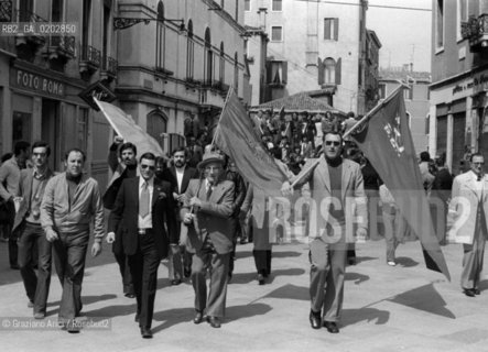 VENEZIA 1976 MANIFESTAZIONE POLITICA DEL PARTITO COMUNISTA PER IL PRIMO MAGGIO © ARCHIVIO Graziano Arici/Rosebud2  POLITICA MANIFESTAZIONE PCI PRIMO MAGGIO CORTEO VENEZIA