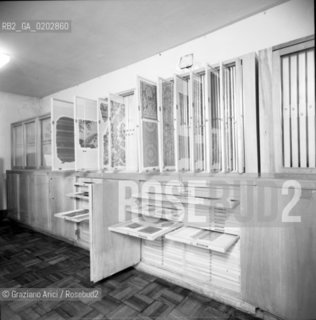 VENEZIA 1976 PALAZZO GRASSI INTERNI © ARCHIVIO Graziano Arici/Rosebud2  PALAZZO GRASSI STANZA INTERNA CONSULTAZIONE OPERE PARTICOLARI