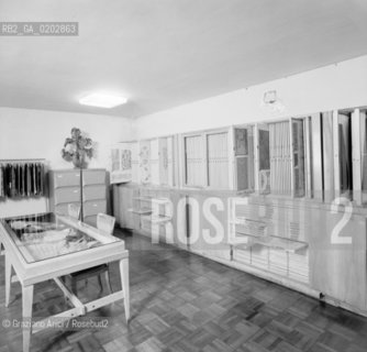 VENEZIA 1976 PALAZZO GRASSI INTERNI © ARCHIVIO Graziano Arici/Rosebud2  PALAZZO GRASSI STANZA INTERNA CONSULTAZIONE OPERE PARTICOLARI SCHEDARI