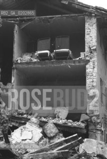 GEMONA 1976 CASA DISTRUTTA DOPO IL TERREMOTO NEL FRIULI © ARCHIVIO Graziano Arici/Rosebud2  TERREMOTO FRIULI VENEZIA GIULIA CATASTROFI AMBIENTALI CASE DISTRUTTE ROVINE MACERIE