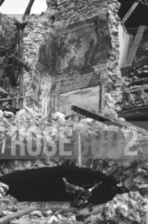 GEMONA 1976 CHIESA DISTRUTTA DOPO IL TERREMOTO NEL FRIULI PARTICOLARE DI UN AFFRESCO © ARCHIVIO Graziano Arici/Rosebud2  TERREMOTO FRIULI VENEZIA GIULIA CATASTROFI AMBIENTALI CASE DISTRUTTE ROVINE MACERIE