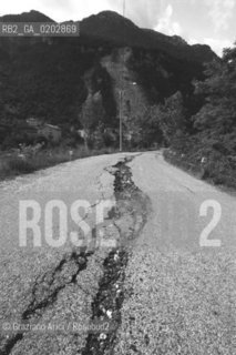 GEMONA 1976 STRADA SPACCATA DOPO IL TERREMOTO NEL FRIULI PARTICOLARE DI UN AFFRESCO © ARCHIVIO Graziano Arici/Rosebud2  TERREMOTO FRIULI VENEZIA GIULIA CATASTROFI AMBIENTALI CASE STRADE DISTRUTTE ROVINE MACERIE