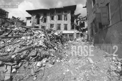 GEMONA 1976 CASA DISTRUTTA DOPO IL TERREMOTO NEL FRIULI © ARCHIVIO Graziano Arici/Rosebud2  TERREMOTO FRIULI VENEZIA GIULIA CATASTROFI AMBIENTALI CASE DISTRUTTE ROVINE MACERIE